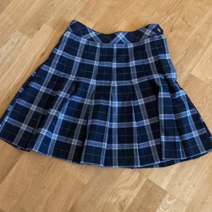 H&M kjol - Detta är en svart vit rutig kjol i storlek 32. Längd: 44 cm midja: 31/32. Den är andvänd 2-3 gånger så den är i väldigt bra skick❤️