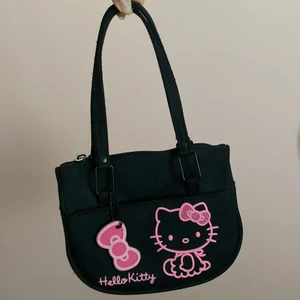 Hello kitty väska - Denna jätte söta hello kitty väskan😻 är ungefär 16 gånger 20 cm. 🎀🧸🛍 det finns inte en dragkedja så jag imoproviserade😅 