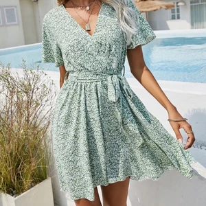 Grön midi klänning  - Grön/vit blommig klänning i storlek M med knyte i midjan, supersöt 💚  120kr+frakt 