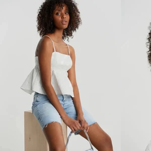 Vit volang linne  - Säljer detta linnet från gina tricot jag köpte förra året men aldrig använts🤍 frakt är ej inräknad!🤍