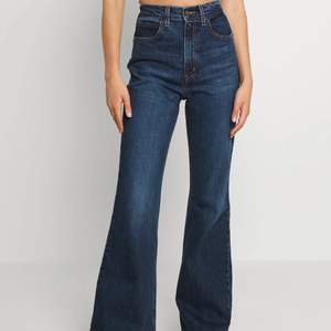 Så snygga och sköna jeans från Levis, de är högmidjade och i 70s stilen flare, använda men i bra skick <3 hör av för bilder!