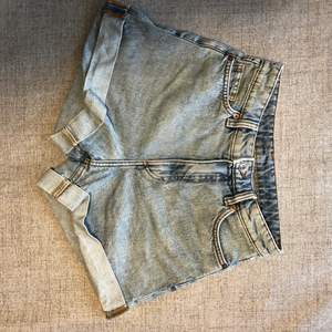 Super fina högmidjade jeansshorts från monki kom privat för mer bilder💕80kr+frakt💋( använder inte köp nu så tryck inte på den)