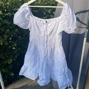 En vit somrig klänning i storlek 0XL, aldrig använt, lite genomskinlig 