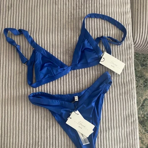 Bikini Hanna Schönberg x NAKD - Supersnygg bikini i världens finaste blå färg! 🐬 Jag är så ledsen att den är för liten för mig… den är verkligen så fin. Storlek S! Oanvänd med alla lappar kvar och helt slutsåld.