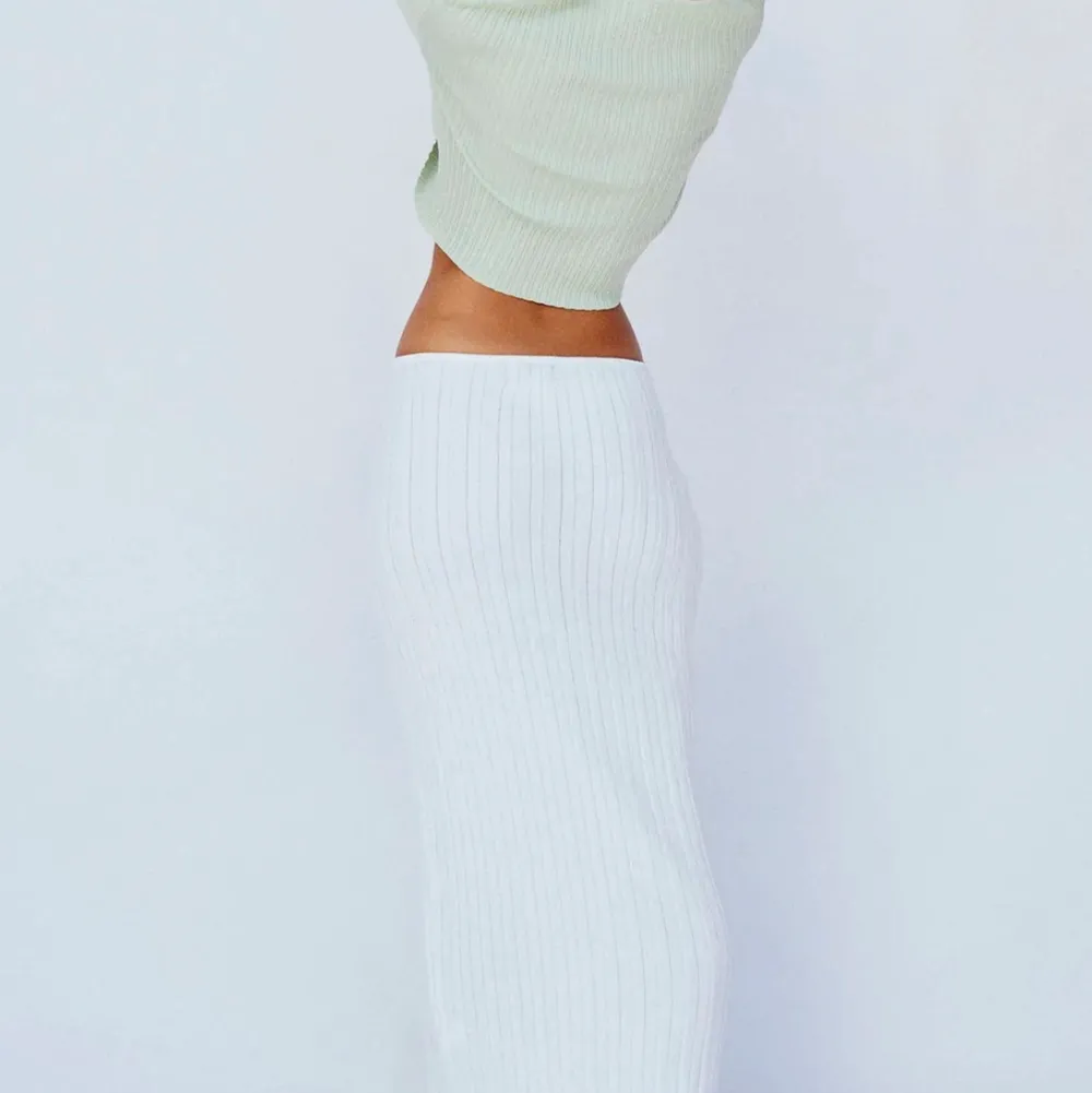 Såå fin lågmidjad vit stickad/ribad kjol från camilas mode!!💖💖älskar den så mycket men den är tyvärr för liten så kommer inte till användning😢 nypris 1000kr, säljer direkt för 500!❤️ strl m men passar s med!. Kjolar.