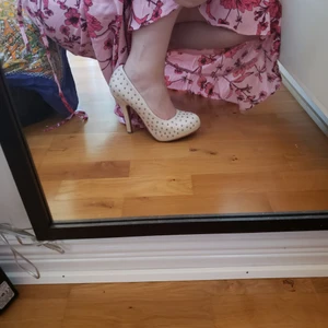 Högklackade skor med nitar (strl38) - Fina beiga skor med nitar. Storlek 38. Något skavda och smutsiga framtill. Perfekta till sommarens fester.