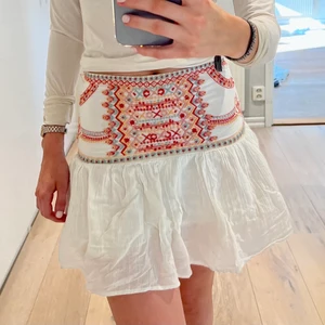 Zara kjol - Superfin sommarkjol från Zara som passar perfekt till sommaren i storlek XS med jättefina broderade detaljer upptill🧡💛💖