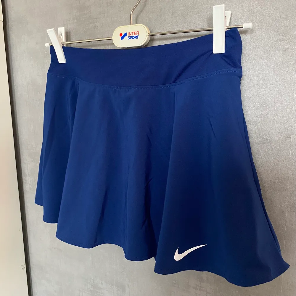 Mörkblå tenniskjol från Nike. Bra skick, storlek S.. Kjolar.