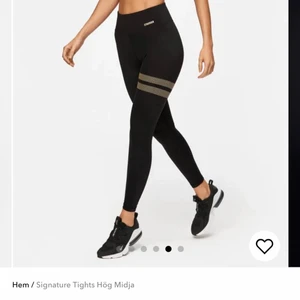 Svarta tight med vit rand - Säljer mina start vita tights från stronger dp denimet kommer till användning. Mycket fint skick, storlek S