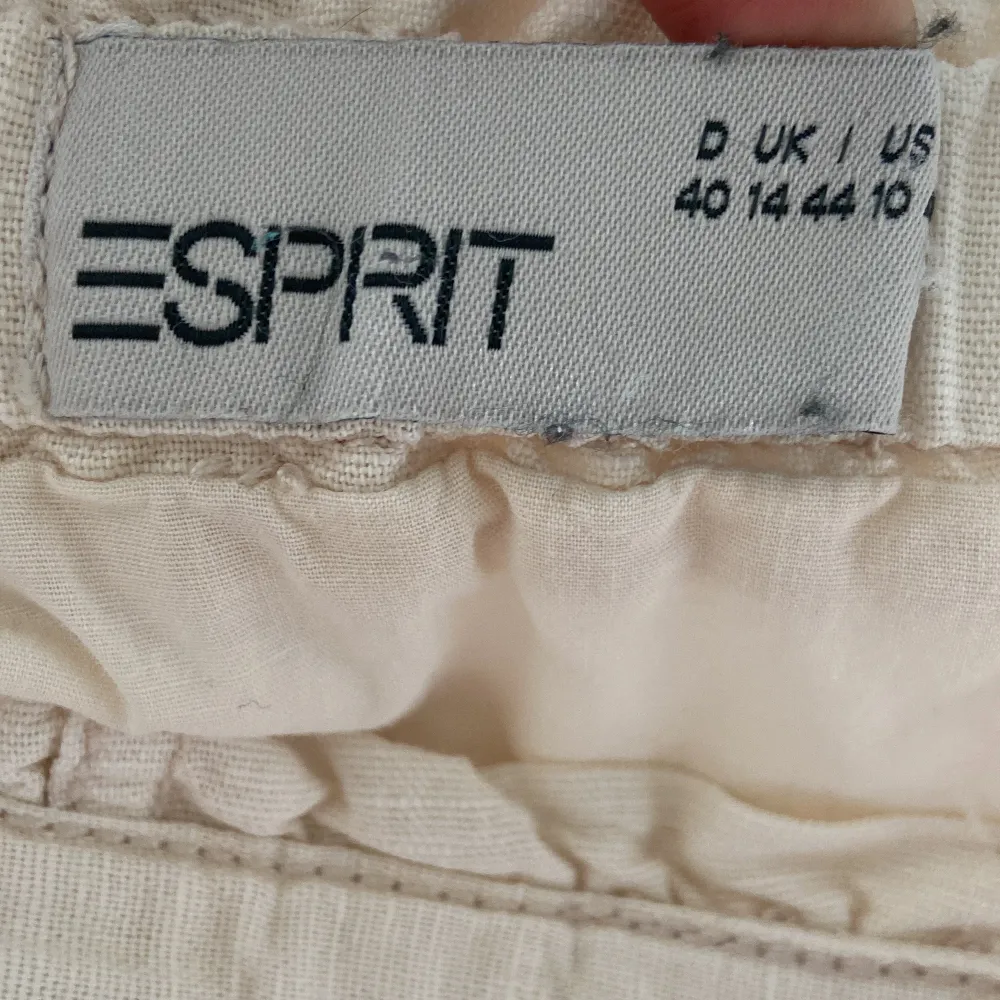 Säljer en ursnygg vintage kjol från märket Esprit. Den är krämfärgad och är en blandning mellan linne och bomull. Säljer pga att den är lite för stor, men det går att justera med ”bältet” som finns på kjolen. Mina midjemått är 73-75 cm💕. Kjolar.