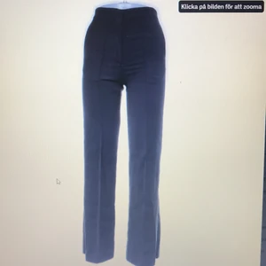 kostymbyxor  - Säljer dem för dem ej passade midjemått 62cm innerbenslängd 75 skick bra från h&m matrialet är elsatsnings polyester Viskos skriv vid intresse sitter jätte fint nypris 549kr❤️