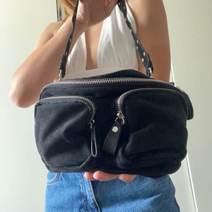 Svart väska från ginatricåt  - Köparen står för frakten. Priset kan sänkas vid snabbt köp. Hör av dig vid frågor🤗