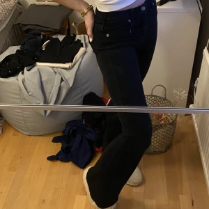 Svarta low waist boot cut jeans!😍 - Säljer de snyggaste svarta low waist boot cut jeansen!😍🤌🏼💖🥰 Helt perfekta jeans som tyvärr är lite små för mig! 💖🫶🏼