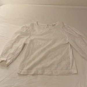 Vit blus - Vit zara blus som är super snygg, är i jätte bra skick, och har inga skador 