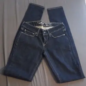 Jätte snygga jeans från levis. Aldrig använd då de inte passar mig. Ser helt nya ut och är i fint skick. Slutsålda överallt så den är väldigt unik 💕de är köpta för betydligt mer än 1000kr FINNS KVAR!!