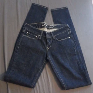 Levis jeans - Jätte snygga jeans från levis. Aldrig använd då de inte passar mig. Ser helt nya ut och är i fint skick. Slutsålda överallt så den är väldigt unik 💕de är köpta för betydligt mer än 1000kr FINNS KVAR!!