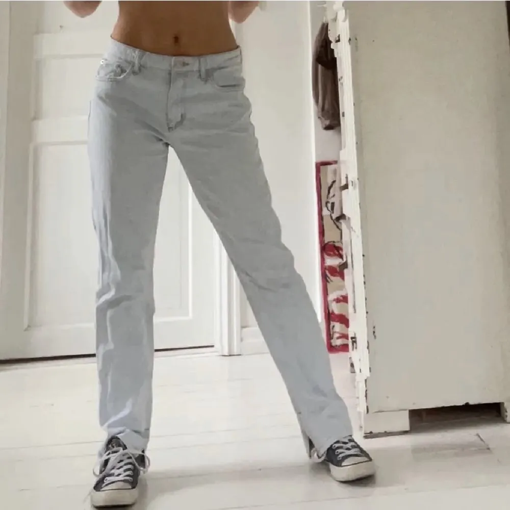 Säljer dessa ljusa low waisted jeans från Zara, då de inte kommer till användning. Slits nertill. 🤍🤍🤍Lånade bilder. . Jeans & Byxor.
