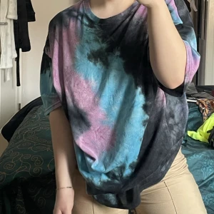 Batikmönstrad t-shirt - T-shirt i batikmönster i storlek small (oversized modell)🦋 hör av er vid intresse eller funderingar 💕 spårbar frakt på 29kr tillkommer📦