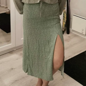 Kjol från HM - Lång kjol från HM. Aldrig använd. Fin när den är struken. Öppen vid ena benet. Strl 36