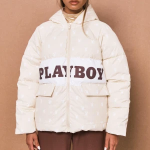 Puffer jacka - Skitsnygg pufferjacka från missguided x Playboy. Köpt förra året men kommer inte längre till användning🤩