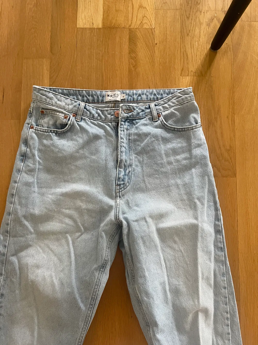 Vida jeans från NA-KD, sitter bra, lite liten i storleken. . Jeans & Byxor.