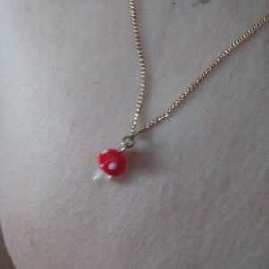 Ett halsband med en liten svamp charm. Frakt 15 kr