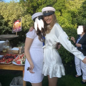 Vit Zara klänning  - SÅ FIN klänning från zara. 😍Jag hade klänningen på mig till mottagningen + efterfesten. Väldigt ”light” och ”free”. Man kan ha den med eller utan bälte. Fick MASSA med komplimanger 