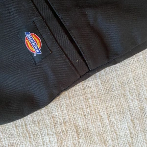 Dickies skjorts - Svarta dickies skjorts, har den coola kanten där inne som man kan vika upp.  (Obs har en liten liten fläck på baksidan) 
