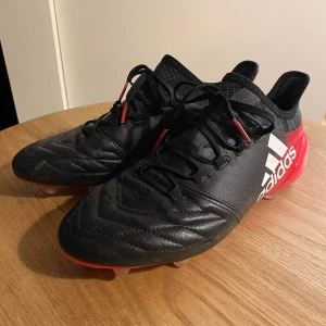 Adidas X 16.1 leather - Tja säljer ett par av mina fotbollsskor då dom här inte kommer till användning pågrund av att de e för små så tänkte jag sälja de inget fel på dom men de har lite vanlig slitage annars i väldigt bra skick  Stl 40 2/3
