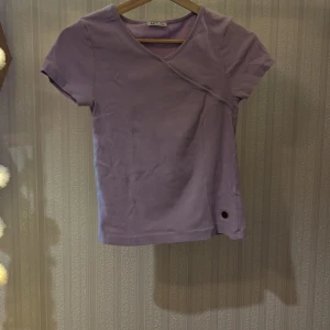 T-shirt  - Säljer den här jätte fina omlott t-shirten. Det är en 170 men passar även XS. Skickar inte kan bara mötas upp.