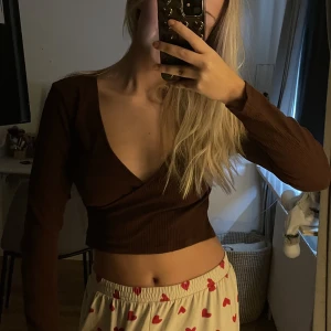 Brun topp - Brun topp från zara, som egentligen har ett snöre runt som jag klippt av.  Men det är inget man ser. Storlek S🤎