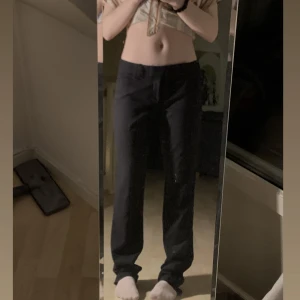 Lågmidjade kostymbyxor  - Lågmidjade kostymbyxor med randigt mönster som är i bra skick❣️innerbenslängden är 80cm