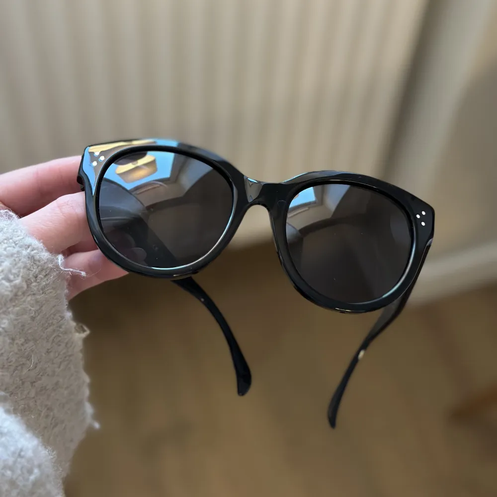 Säljer dessa supersnygga solglasögon från Célines egna hemsida då dem tyvärr inte har kommit till användning. Nypriset var ca 3500 kr. 😍🫶🏼🤍. Accessoarer.
