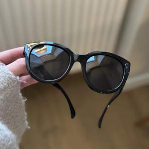 Säljer dessa supersnygga solglasögon från Célines egna hemsida då dem tyvärr inte har kommit till användning. Nypriset var ca 3500 kr. 😍🫶🏼🤍
