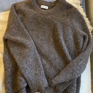 Stickad tröja alpacka  - Stickad alpcka tröja från wera. Tjock med snygg textur. Orginalpris 700kr Storlek är xs men är oversize så passar dem flesta. Pris kan diskuteras 