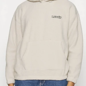 Teddy hoodie - Säljer nu min Teddy hoodie från Levis då jag inte använder den. Superfin skick och är i färgen beige/vit. Billig vid snabb affär.
