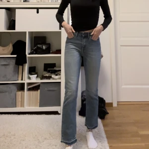 Tiger of sweden jeans - Säljer dess mid waist straight leg jeansen från tiger of sweden❤️perfekta i passformen! Använda endast två gånger. Köpt för 1600kr