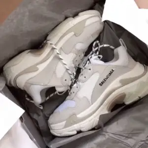 Säljer nu mina älskade Balenciaga triple s då de inte riktigt kommer till användning. Har varit väldigt rädd om dem så de är i väldigt bra skick och sparsamt använda. Köpta för två år sedan. Kartong, dustbag och kvitto finns kvar