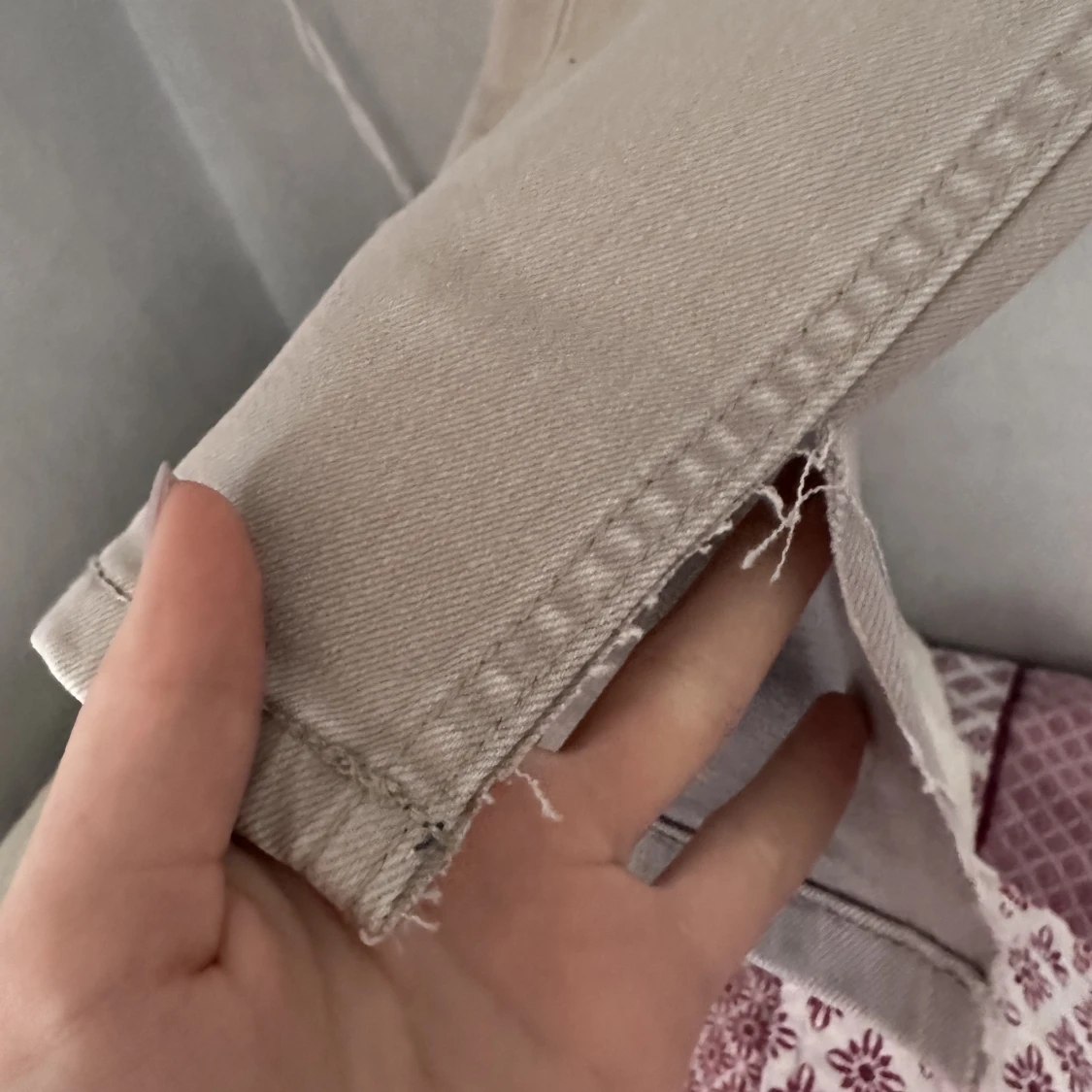 Gråa jeans med slits - 91