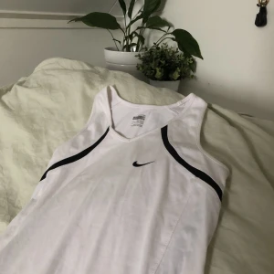 Nike Klänning - Urgullig tennisklänning från Nike. Köpt från barnavdelningen men passar mig (S) utmärkt! Säljs då den tyvärr inte kommit till användning. I nyköpt skick! 🤍