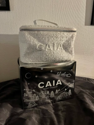 CAIA Necessär *oanvänd* - Säljer denna oanvända necessär från CAIA. Rymlig. Levereras med tillhörande låda. 