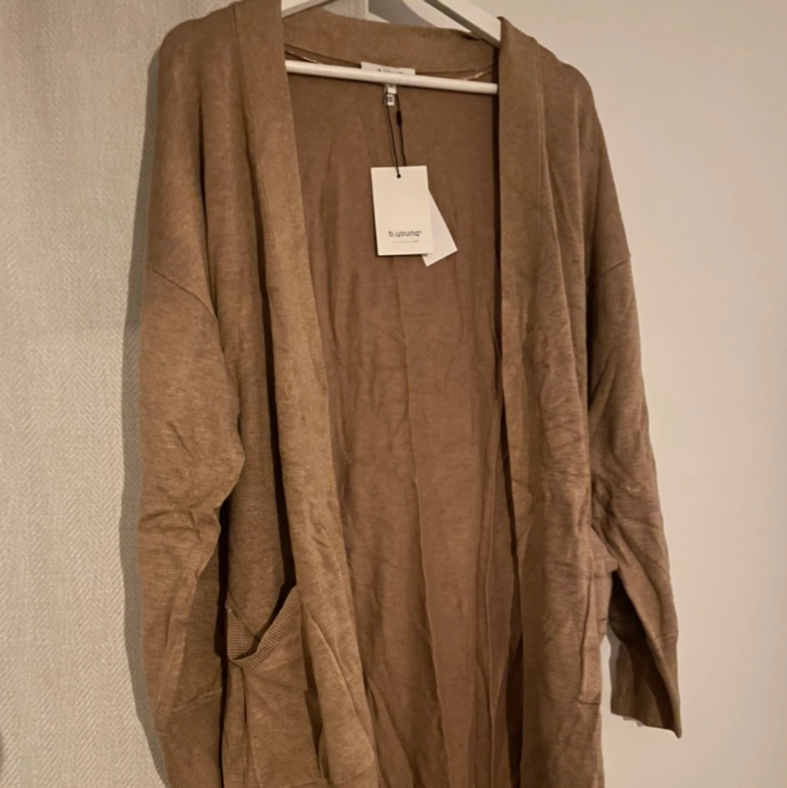 Oanvänd kofta från B.young prislapp kvar - 90