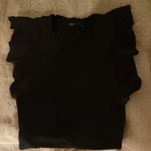 Zara topp❤️⭐️ - En jätte söt zara topp,som jag har andvänt några gånger men är i jätte bra skick!❤️(frakt ingår)