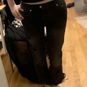 Midrise svarta jeans - Bootcut, och söta broderade blommor på från Zara🌸distressed i botten