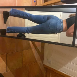 Mörkblå Maryley jeans - Dessa jeansen är mörkblå med några detaljer längs benen💕 mycket fina byxor från Maryley, i en storlek M dom är i ett bra skick då jag använt de ett få tall gånger💖  säljs pga att de blivigt för små för mig💕