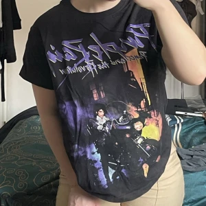 T-shirt med tryck - T-shirt i storlek small🦋 hör av er vid intresse eller funderingar 💕 spårbar frakt på 29kr tillkommer📦