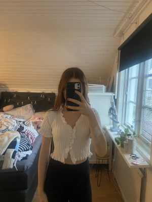 Vitt topp med knappar - Vår topp 