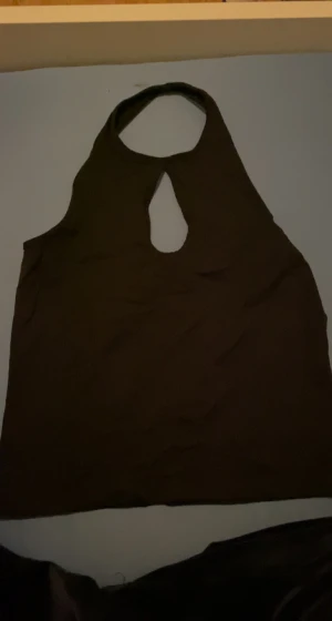 En tröja som är öppen där framme - En jättegullig tröja som är öppen där framme som en cirkel typ och sen ryggen är öppen inte hela ryggen dock men lite där uppe. Storleken är L men ja personligen tycker de passar också S.