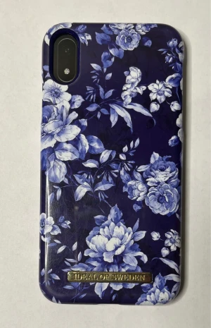 iPhone Xr mobilskal  - Mobilskal från Ideal of Sweden, för en IPhone XR. Kan ha några få små repor, men inga större skador och ser nästan ut som ny 