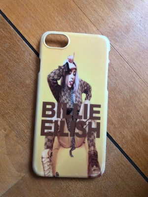 Billie Eilish telefonskal  - Billie Eilish telefonskal! Det är sönder där uppe men går att limma! Den passar iPhone 6,7,8! 